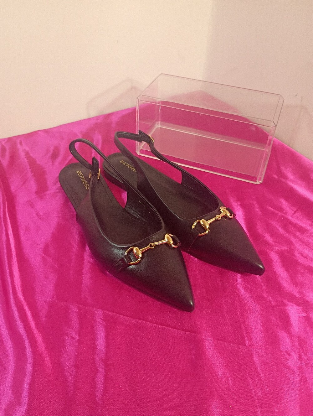 Berness Slingback Flats Women's SZ 10 Black Leather Buckle Pointed Toe Shoes.